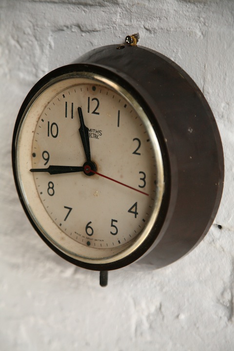 1950s Smiths Bakelite Clock1