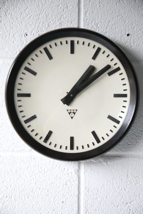 vintage-industrial-pragotron-bakelite-round-wall-clock-2